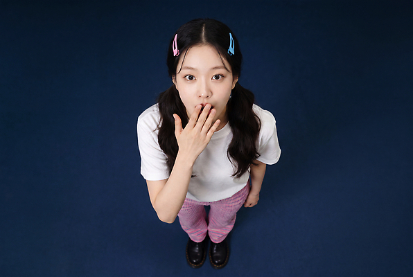 JPG 편집이미지 응시 옷 여자 포즈 사람 머리 놀람 가림 의료성형뷰티 편집실사 AI인물포토 AI콘텐츠 시선 감정 모션 표정 신체부위 CG 파일형식 AI포토