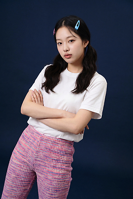 JPG 편집이미지 헤어스타일 여자 패션 포즈 표정 팔짱 머리핀 의료성형뷰티 스타일 편집실사 AI인물포토 AI콘텐츠 장신구 모션 사람 CG 파일형식 AI포토