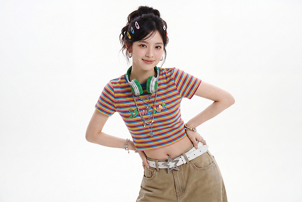 JPG 모델 편집이미지 여자 패션 포즈 티셔츠 장신구 사람 헤드셋 줄무늬 머리핀 의료성형뷰티 스타일 편집실사 AI인물포토 AI콘텐츠 음향기기 셔츠 무늬 헤드폰 CG 파일형식 AI포토 상의 전자제품 옷