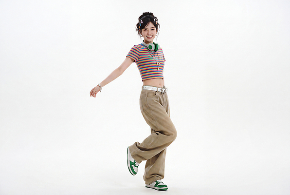 JPG 편집이미지 옷 여자 티셔츠 바지 웃음 헤드셋 줄무늬 자유 흰색 춤 머리핀 즐거움 의료성형뷰티 편집실사 AI인물포토 AI콘텐츠 감정 컬러 음향기기 컨셉 셔츠 무늬 장신구 하의 문화예술 표정 사람 헤드폰 CG 파일형식 AI포토 상의 전자제품
