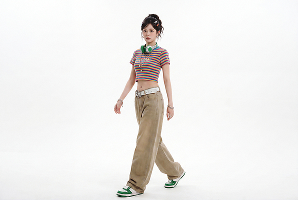 JPG 편집이미지 여자 패션 티셔츠 바지 스튜디오 걷기 헤드셋 줄무늬 머리핀 즐거움 의료성형뷰티 스타일 편집실사 AI인물포토 AI콘텐츠 감정 음향기기 셔츠 무늬 장신구 모션 하의 사람 헤드폰 CG 파일형식 AI포토 옷 상의 전자제품