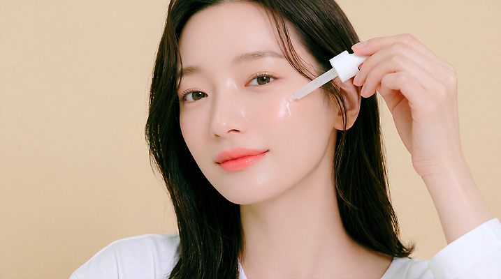 JPG 모델 편집이미지 손 여자 얼굴 미소 일상 화장 화장품 상품 피부 피부관리 스킨케어 뷰티풀 파스텔톤 의료성형뷰티 세럼 편집실사 AI인물포토 AI콘텐츠 컬러 표정 사람 라이프 신체부위 뷰티 CG 파스텔 파일형식 AI포토 학용품 생활 문구용품 오브젝트
