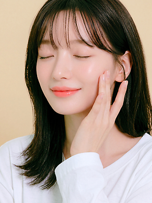 JPG 편집이미지 손 여자 행복 얼굴 관리 미소 화장 노란색 피부 피부관리 스킨케어 뷰티풀 파스텔톤 의료성형뷰티 편집실사 AI인물포토 AI콘텐츠 감정 컬러 표정 사람 신체부위 뷰티 CG 파스텔 파일형식 AI포토 학용품 문구용품 오브젝트