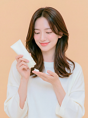 JPG 편집이미지 손 여자 얼굴 밝음 관리 미소 화장품 상품 피부 크림 피부관리 준비 스킨케어 뷰티풀 파스텔톤 의료성형뷰티 편집실사 AI인물포토 AI콘텐츠 컬러 표정 사람 신체부위 뷰티 CG 파스텔 파일형식 AI포토 학용품 문구용품 오브젝트