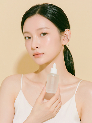 JPG 편집이미지 손 여자 얼굴 포즈 화장 노란색 화장품 상품 피부 피부관리 스킨케어 뷰티풀 젤 파스텔톤 의료성형뷰티 세럼 편집실사 AI인물포토 AI콘텐츠 컬러 사람 신체부위 뷰티 CG 파스텔 파일형식 AI포토 학용품 문구용품 오브젝트