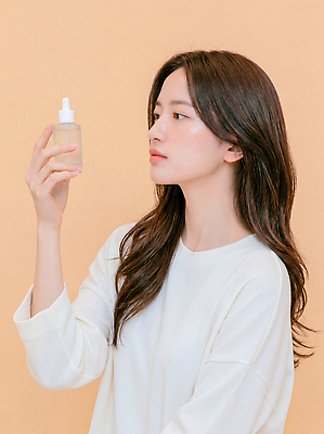 JPG 편집이미지 손 여자 얼굴 건강 관리 화장 머리카락 화장품 상품 피부 피부관리 스킨케어 뷰티풀 파스텔톤 의료성형뷰티 편집실사 AI인물포토 AI콘텐츠 컬러 사람 신체부위 뷰티 머리 CG 파스텔 파일형식 AI포토 학용품 문구용품 오브젝트