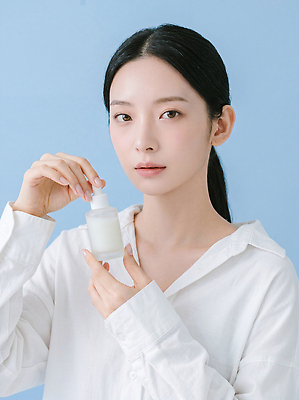 JPG 편집이미지 손 여자 셔츠 건강 관리 파란색 화장품 상품 집중 피부 피부관리 스킨케어 뷰티풀 파스텔톤 의료성형뷰티 편집실사 AI인물포토 AI콘텐츠 컬러 컨셉 상의 사람 신체부위 뷰티 CG 파스텔 파일형식 AI포토 옷 학용품 문구용품 오브젝트