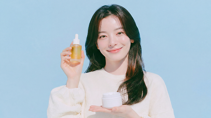 JPG 모델 편집이미지 손 여자 밝음 관리 미소 파란색 화장품 상품 피부 크림 피부관리 스킨케어 보여주기 뷰티풀 파스텔톤 의료성형뷰티 편집실사 AI인물포토 AI콘텐츠 컬러 모션 표정 사람 신체부위 뷰티 CG 파스텔 파일형식 AI포토 학용품 문구용품 오브젝트