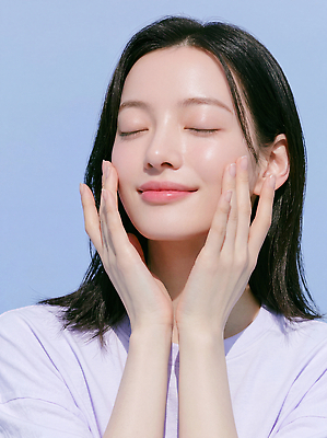 JPG 편집이미지 손 여자 얼굴 하늘색 표정 관리 일상 청춘 햇빛 피부 피부관리 스킨케어 뷰티풀 파스텔톤 의료성형뷰티 편집실사 AI인물포토 AI콘텐츠 컬러 컨셉 사람 라이프 신체부위 파란색 빛 뷰티 CG 파스텔 파일형식 AI포토 학용품 생활 문구용품 오브젝트