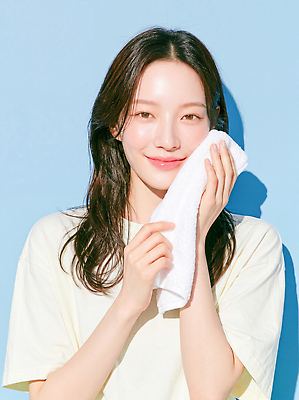 JPG 편집이미지 여자 얼굴 건강 관리 여름 수건 햇빛 화장 목욕 청결 씻기 피부 피부관리 닦기 스킨케어 뷰티풀 파스텔톤 의료성형뷰티 편집실사 AI인물포토 AI콘텐츠 계절 컬러 모션 사람 신체부위 빛 위생용품 뷰티 위생 CG 파스텔 파일형식 AI포토 생활용품 학용품 문구용품 오브젝트