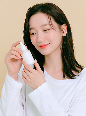 JPG 편집이미지 손 여자 얼굴 포즈 실내 미소 화장품 상품 피부관리 스킨케어 뷰티풀 파스텔톤 의료성형뷰티 편집실사 AI인물포토 AI콘텐츠 컬러 표정 사람 내부 신체부위 뷰티 CG 파스텔 파일형식 AI포토 학용품 문구용품 오브젝트
