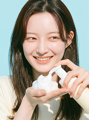 JPG 편집이미지 손 여자 하늘색 미소 일상 화장품 거품 상품 피부 피부관리 스킨케어 뷰티풀 세안제 클렌징폼 파스텔톤 의료성형뷰티 편집실사 AI인물포토 AI콘텐츠 컬러 표정 사람 라이프 신체부위 파란색 뷰티 CG 파스텔 세안용품 파일형식 AI포토 생활용품 학용품 생활 문구용품 오브젝트