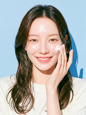 JPG 편집이미지 여자 얼굴 건강 관리 웃음 파란색 화장품 피부 피부관리 바르기 스킨케어 뷰티풀 수분크림 파스텔톤 의료성형뷰티 자기애 리추얼라이프 편집실사 AI인물포토 AI콘텐츠 라이프스타일 컬러 모션 표정 사랑 사람 신체부위 뷰티 CG 파스텔 파일형식 AI포토 감정 학용품 생활 문구용품 오브젝트