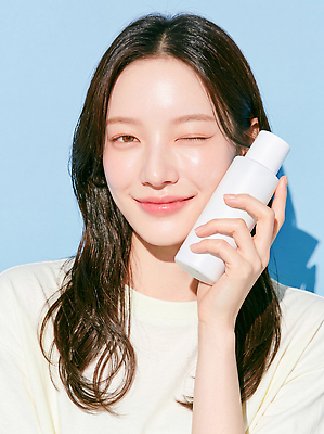 JPG 편집이미지 손 여자 표정 윙크 파란색 햇빛 화장품 피부 피부관리 스킨케어 뷰티풀 파스텔톤 의료성형뷰티 편집실사 AI인물포토 AI콘텐츠 컬러 사람 신체부위 빛 뷰티 CG 파스텔 파일형식 AI포토 학용품 문구용품 오브젝트