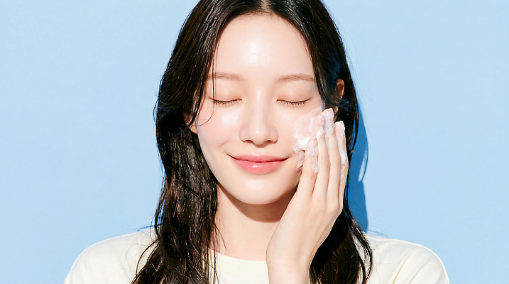 JPG 편집이미지 손 여자 얼굴 건강 밝음 미소 세수 씻기 피부 피부관리 스킨케어 비누거품 뷰티풀 세안제 파스텔톤 의료성형뷰티 편집실사 AI인물포토 AI콘텐츠 컬러 표정 사람 신체부위 뷰티 청결 거품 CG 파스텔 세안용품 파일형식 AI포토 생활용품 학용품 위생 문구용품 오브젝트