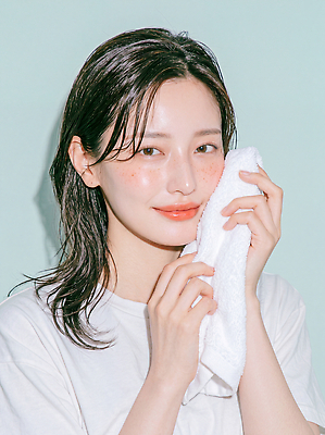 JPG 편집이미지 여자 얼굴 표정 밝음 미소 일상 수건 화장 깨끗함 목욕 청결 세수 피부 피부관리 닦기 스킨케어 뷰티풀 파스텔톤 의료성형뷰티 편집실사 AI인물포토 AI콘텐츠 컬러 컨셉 모션 사람 라이프 신체부위 위생용품 뷰티 위생 CG 파스텔 파일형식 AI포토 생활용품 학용품 생활 문구용품 오브젝트