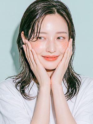 JPG 모델 편집이미지 손 여자 얼굴 티셔츠 표정 미소 캐주얼 피부관리 스킨케어 주근깨 감싸기 뷰티풀 파스텔톤 의료성형뷰티 스타일 편집실사 AI인물포토 AI콘텐츠 옷 컬러 셔츠 모션 사람 신체부위 뷰티 점 CG 파스텔 파일형식 AI포토 상의 학용품 문구용품 오브젝트