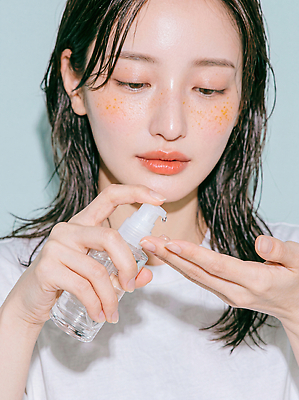 JPG 모델 편집이미지 손 여자 티셔츠 관리 청결 화장품 상품 집중 피부 피부관리 바르기 스킨케어 주근깨 뷰티풀 파스텔톤 의료성형뷰티 편집실사 AI인물포토 AI콘텐츠 컬러 컨셉 셔츠 모션 사람 신체부위 뷰티 점 위생 CG 파스텔 파일형식 AI포토 상의 학용품 옷 문구용품 오브젝트