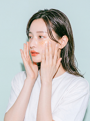 JPG 편집이미지 손 여자 얼굴 손가락 화장 상품 피부 피부관리 바르기 스킨케어 주근깨 뷰티풀 파스텔톤 의료성형뷰티 편집실사 AI인물포토 AI콘텐츠 컬러 모션 사람 신체부위 뷰티 점 CG 파스텔 파일형식 AI포토 학용품 문구용품 오브젝트