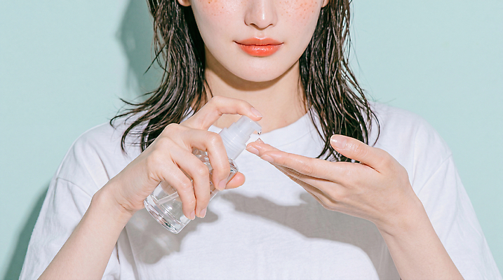 JPG 편집이미지 손 여자 실내 여름 깨끗함 화장품 수분 피부 피부관리 친환경 바르기 스킨케어 뷰티풀 파스텔톤 의료성형뷰티 편집실사 AI인물포토 AI콘텐츠 계절 컬러 컨셉 모션 사람 내부 신체부위 뷰티 환경 CG 파스텔 파일형식 AI포토 학용품 문구용품 오브젝트