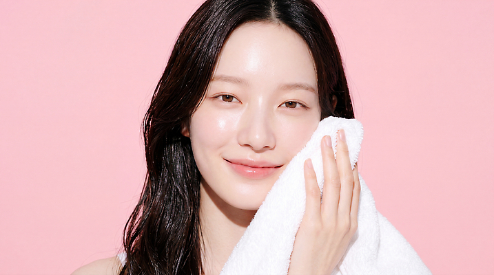JPG 편집이미지 여자 얼굴 분홍색 미소 수건 청결 화장품 세수 피부 피부관리 닦기 스킨케어 뷰티풀 파스텔톤 의료성형뷰티 편집실사 AI인물포토 AI콘텐츠 컬러 모션 표정 사람 신체부위 위생용품 뷰티 위생 CG 파스텔 파일형식 AI포토 생활용품 학용품 문구용품 오브젝트