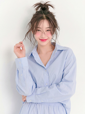 JPG 모델 편집이미지 손 여자 패션 포즈 셔츠 집안 휴식 웃음 머리 잠옷 포근함 편안함 뷰티풀 의료성형뷰티 스타일 편집실사 AI인물포토 AI콘텐츠 옷 컨셉 상의 실내 표정 사람 신체부위 감각 CG 파일형식 AI포토 내부