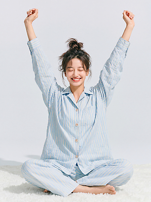 JPG 편집이미지 여자 감정 아침 집안 휴식 건강 웃음 일상 운동 스트레칭 줄무늬 잠옷 포근함 편안함 기지개 뷰티풀 의료성형뷰티 편집실사 AI인물포토 AI콘텐츠 주간 옷 컨셉 무늬 모션 실내 표정 사람 라이프 감각 CG 파일형식 AI포토 자연요소 내부 생활