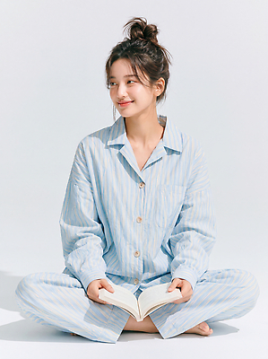 JPG 편집이미지 여자 감정 집안 휴식 바닥 표정 밝음 책 독서 잠옷 포근함 편안함 집중 즐거움 뷰티풀 의료성형뷰티 편집실사 AI인물포토 AI콘텐츠 옷 컨셉 실내 사람 감각 CG 파일형식 AI포토 내부