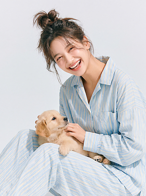 JPG 편집이미지 여자 행복 반려견 포즈 집안 휴식 사랑 웃음 귀여움 줄무늬 잠옷 골든리트리버 강아지 포근함 편안함 뷰티풀 의료성형뷰티 편집실사 AI인물포토 AI콘텐츠 옷 감정 컨셉 무늬 실내 표정 사람 반려동물 감각 개 리트리버 CG 파일형식 AI포토 동물 포유류 내부