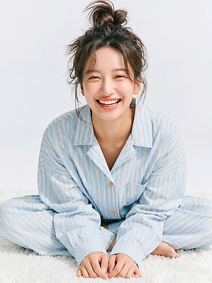 JPG 편집이미지 손 여자 집안 휴식 표정 웃음 앉기 머리 줄무늬 방 잠옷 포근함 편안함 편리함 뷰티풀 착용 의료성형뷰티 편집실사 AI인물포토 AI콘텐츠 옷 컨셉 무늬 모션 실내 사람 신체부위 감각 CG 파일형식 AI포토 내부