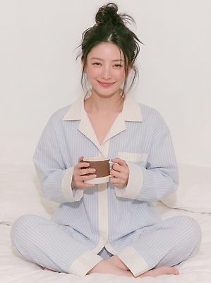 JPG 편집이미지 여자 집안 휴식 웃음 앉기 일상 컵 소파 머리 줄무늬 방 잠옷 포근함 편안함 뷰티풀 의료성형뷰티 편집실사 AI인물포토 AI콘텐츠 식기 옷 컨셉 무늬 의자 모션 실내 표정 사람 라이프 신체부위 감각 CG 파일형식 AI포토 가구 내부 생활 생활용품 오브젝트