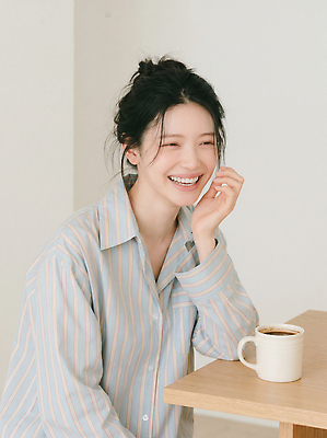 JPG 편집이미지 여자 커피 음료 셔츠 탁자 집안 휴식 웃음 앉기 일상 줄무늬 카페 잠옷 포근함 편안함 즐거움 뷰티풀 의료성형뷰티 편집실사 AI인물포토 AI콘텐츠 옷 감정 가구 컨셉 상의 무늬 모션 실내 표정 사람 라이프 상점 감각 CG 파일형식 AI포토 생활용품 내부 생활 오브젝트