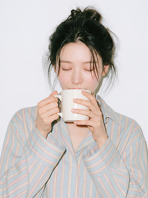 JPG 편집이미지 손 여자 집안 휴식 표정 일상 컵 잠옷 마시기 포근함 편안함 샷 뷰티풀 의료성형뷰티 편집실사 AI인물포토 AI콘텐츠 식기 옷 컨셉 모션 자세 실내 사람 라이프 신체부위 감각 CG 파일형식 AI포토 내부 생활