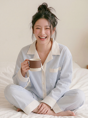 JPG 편집이미지 여자 감정 커피 아침 집안 휴식 따뜻함 웃음 일상 생활 잠옷 침대 포근함 편안함 즐거움 뷰티풀 의료성형뷰티 편집실사 AI인물포토 AI콘텐츠 주간 옷 음료 가구 컨셉 실내 표정 사람 라이프 감각 CG 파일형식 AI포토 자연요소 생활용품 내부 오브젝트
