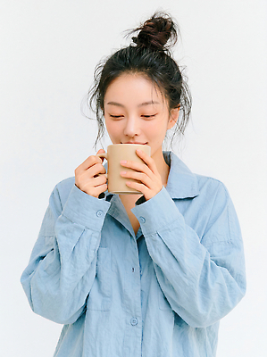 JPG 편집이미지 여자 커피 셔츠 집안 휴식 잔 일상 깨끗함 공간 잠옷 양손 마시기 포근함 편안함 뷰티풀 의료성형뷰티 편집실사 AI인물포토 AI콘텐츠 식기 손 옷 음료 컨셉 상의 모션 실내 사람 라이프 감각 CG 파일형식 AI포토 내부 생활 신체부위