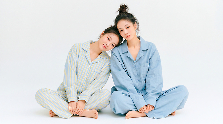 JPG 편집이미지 여자 패션 셔츠 집안 휴식 친구 머리 잠옷 분위기 포근함 편안함 자매 뷰티풀 의료성형뷰티 스타일 단순 편집실사 AI인물포토 AI콘텐츠 옷 컨셉 상의 가족 관계 실내 사람 신체부위 감각 CG 파일형식 AI포토 내부