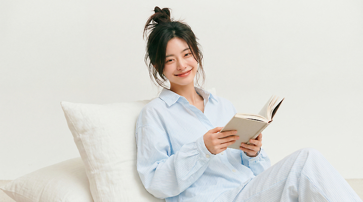 JPG 편집이미지 여자 포즈 집안 휴식 웃음 책 소파 독서 잠옷 마음 포근함 편안함 즐거움 뷰티풀 의료성형뷰티 편집실사 AI인물포토 AI콘텐츠 옷 감정 컨셉 의자 실내 표정 사람 감각 CG 파일형식 AI포토 가구 내부 생활용품 오브젝트