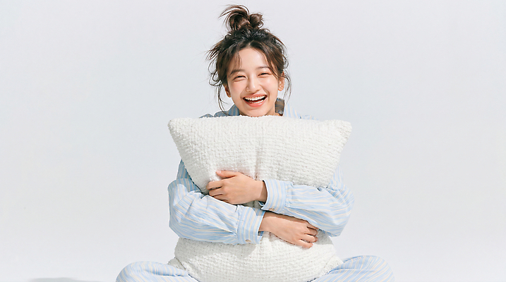 JPG 편집이미지 여자 감정 베개 안기 집안 휴식 웃음 잠옷 에너지 자유 포근함 편안함 뷰티풀 의료성형뷰티 편집실사 AI인물포토 AI콘텐츠 옷 컨셉 침구 모션 실내 표정 사람 감각 CG 파일형식 AI포토 내부
