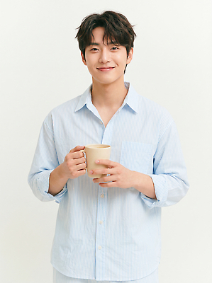JPG 편집이미지 손 남자 커피 포즈 셔츠 집안 휴식 표정 웃음 컵 줄무늬 잠옷 포근함 편안함 뷰티풀 의료성형뷰티 편집실사 AI인물포토 AI콘텐츠 식기 옷 음료 컨셉 상의 무늬 실내 사람 신체부위 감각 CG 파일형식 AI포토 내부