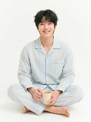 JPG 편집이미지 손 남자 커피 발 아침 집안 휴식 웃음 컵 줄무늬 잠옷 포근함 편안함 뷰티풀 의료성형뷰티 편집실사 AI인물포토 AI콘텐츠 주간 식기 옷 음료 컨셉 무늬 실내 표정 사람 신체부위 감각 CG 파일형식 AI포토 자연요소 내부