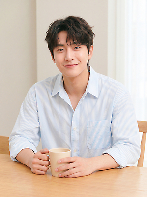 JPG 편집이미지 남자 행복 커피 음료 탁자 집안 휴식 따뜻함 미소 일상 카페 잠옷 포근함 편안함 주말 가벼움 뷰티풀 의료성형뷰티 편집실사 AI인물포토 AI콘텐츠 옷 감정 가구 컨셉 실내 표정 사람 라이프 상점 감각 무게 CG 파일형식 AI포토 생활용품 내부 생활 오브젝트