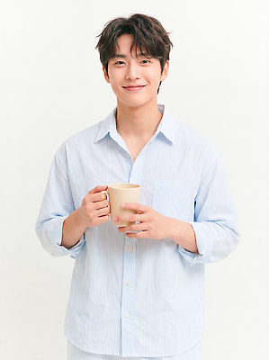 JPG 편집이미지 남자 커피 집안 휴식 표정 미소 일상 컵 잠옷 포근함 편안함 뷰티풀 의료성형뷰티 편집실사 AI인물포토 AI콘텐츠 식기 옷 음료 컨셉 실내 사람 라이프 감각 CG 파일형식 AI포토 내부 생활