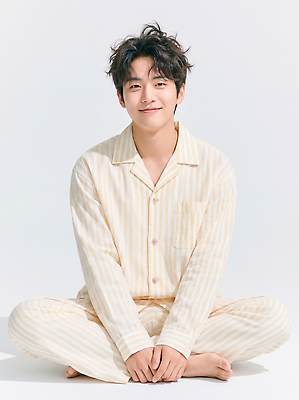 JPG 편집이미지 남자 스튜디오 집안 휴식 표정 밝음 미소 웃음 줄무늬 잠옷 포근함 편안함 뷰티풀 의료성형뷰티 스타일 편집실사 AI인물포토 AI콘텐츠 옷 컨셉 무늬 실내 사람 감각 CG 파일형식 AI포토 내부