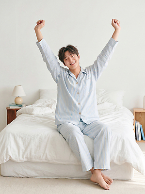 JPG 편집이미지 남자 감정 아침 집안 휴식 생활 깨끗함 줄무늬 방 잠옷 침대 분위기 포근함 편안함 팔 뷰티풀 의료성형뷰티 일어나기 편집실사 AI인물포토 AI콘텐츠 주간 옷 가구 컨셉 무늬 모션 실내 사람 신체부위 감각 CG 파일형식 AI포토 자연요소 생활용품 내부 오브젝트