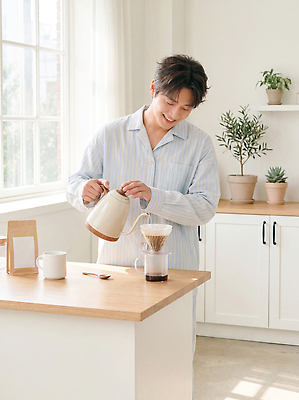 JPG 식물 편집이미지 손 남자 커피 탁자 주전자 아침 집안 휴식 생활 컵 햇빛 주방 잠옷 도구 포근함 편안함 창가 뷰티풀 의료성형뷰티 편집실사 AI인물포토 AI콘텐츠 주간 식기 옷 음료 가구 컨셉 창문 주방용품 실내 사람 신체부위 빛 감각 CG 파일형식 AI포토 자연요소 생활용품 내부 오브젝트