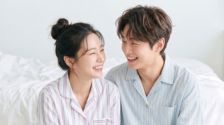 JPG 편집이미지 부부 여자 남자 행복 관계 아침 집안 휴식 표정 대화 사랑 웃음 방 잠옷 만남 침대 포근함 편안함 소통 뷰티풀 의료성형뷰티 편집실사 AI인물포토 AI콘텐츠 주간 커플 옷 감정 가구 컨셉 실내 말하기 사람 감각 CG 파일형식 AI포토 자연요소 생활용품 모션 내부 오브젝트