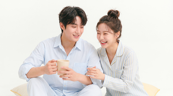 JPG 편집이미지 부부 여자 남자 커피 아침 집안 휴식 대화 사랑 웃음 앉기 일상 방 잠옷 분위기 포근함 편안함 즐거움 뷰티풀 의료성형뷰티 편집실사 AI인물포토 AI콘텐츠 주간 커플 옷 감정 음료 컨셉 모션 실내 표정 말하기 사람 라이프 감각 CG 파일형식 AI포토 자연요소 관계 내부 생활