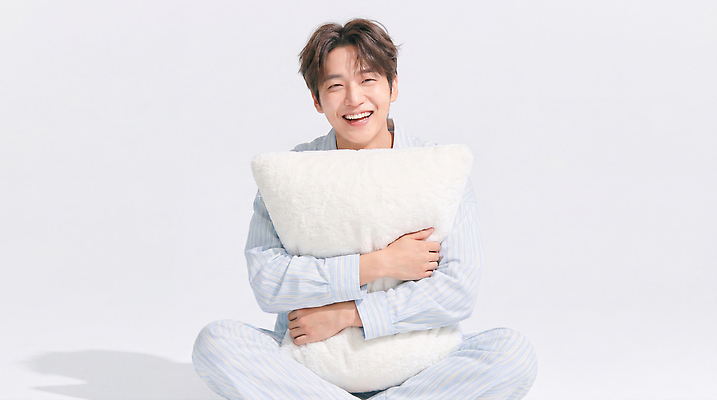JPG 편집이미지 감정 베개 집안 휴식 표정 웃음 사람 앉기 생활 방 잠옷 포근함 편안함 부드러움 뷰티풀 의료성형뷰티 편집실사 AI인물포토 AI콘텐츠 옷 컨셉 침구 모션 실내 감각 CG 파일형식 AI포토 내부