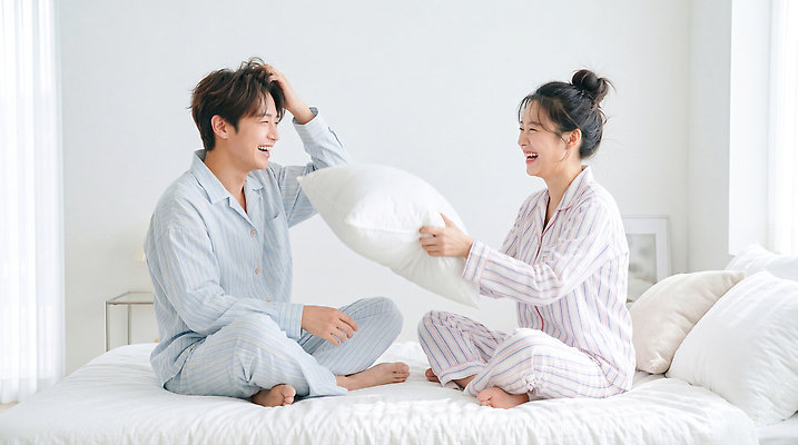 JPG 편집이미지 부부 여자 남자 행복 관계 베개 놀이 아침 집안 휴식 표정 사랑 웃음 두명 일상 방 잠옷 침대 포근함 편안함 소통 뷰티풀 의료성형뷰티 편집실사 AI인물포토 AI콘텐츠 주간 커플 옷 감정 가구 컨셉 침구 실내 사람 라이프 감각 CG 파일형식 AI포토 자연요소 생활용품 내부 생활 오브젝트