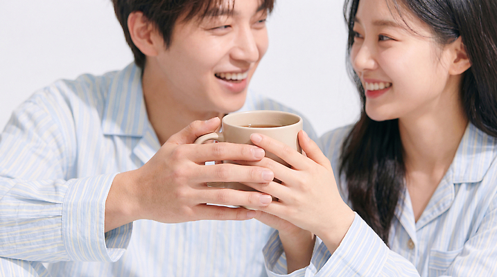 JPG 편집이미지 손 부부 여자 남자 감정 커피 아침 집안 휴식 함께함 밝음 대화 웃음 사람 공간 잠옷 마시기 포근함 편안함 일과 뷰티풀 의료성형뷰티 편집실사 AI인물포토 AI콘텐츠 주간 커플 옷 음료 컨셉 모션 실내 표정 말하기 신체부위 감각 CG 파일형식 AI포토 자연요소 관계 내부